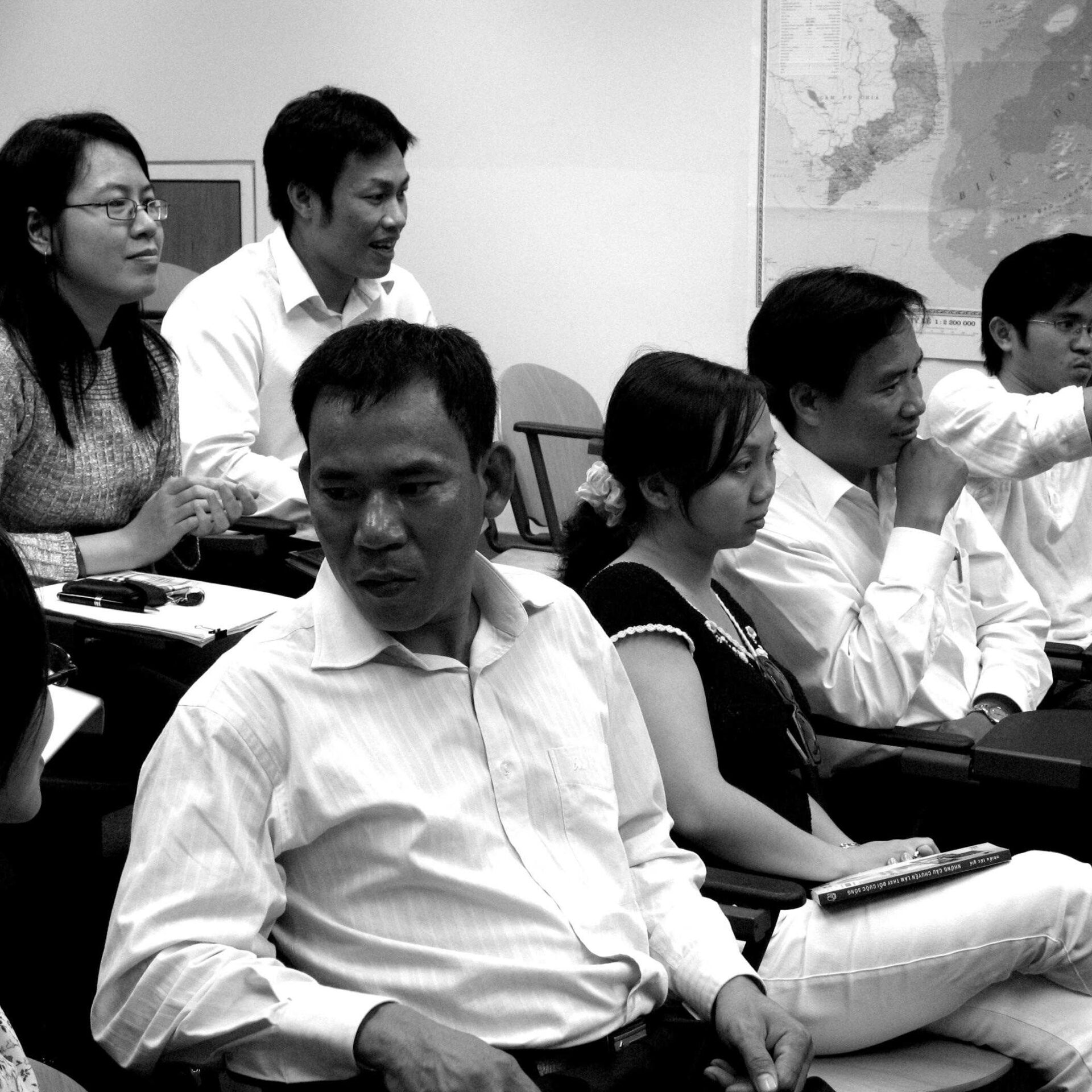 Class-11-Bảo-vệ-luận-văn-blackwhite